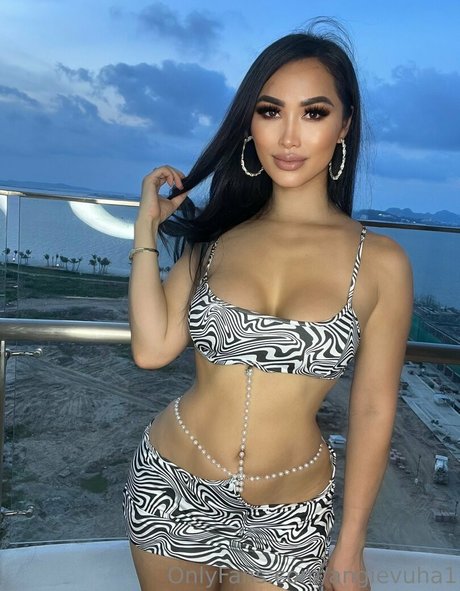 Angie VuHa model nice pic