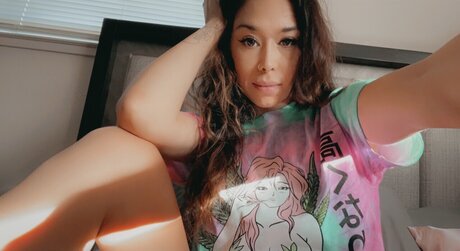 NikkiSnacks pretty actress img