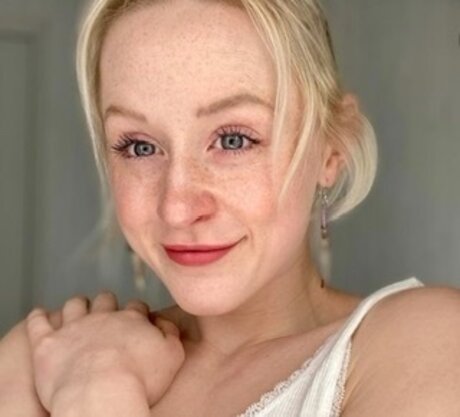 Taylor Nichole model adult picture