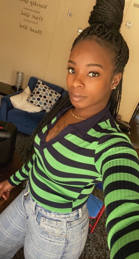 Muneerah free model pic