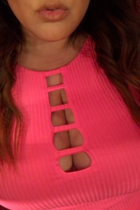 Alexis Burgundy model high quality pic