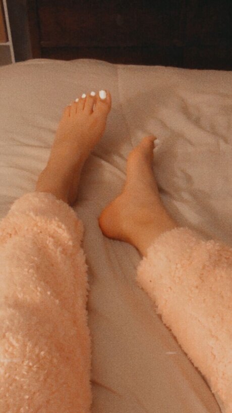 Beee art actress galleries