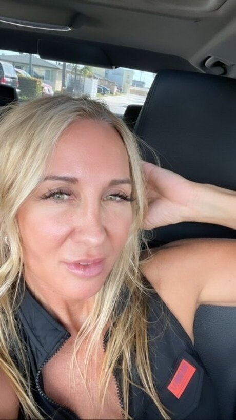 Anisia G exclusive model image