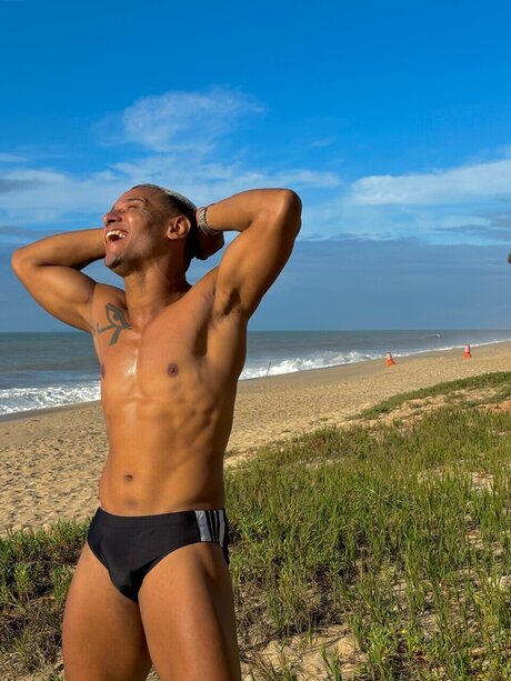 Thyago Ribeiro hot actress img