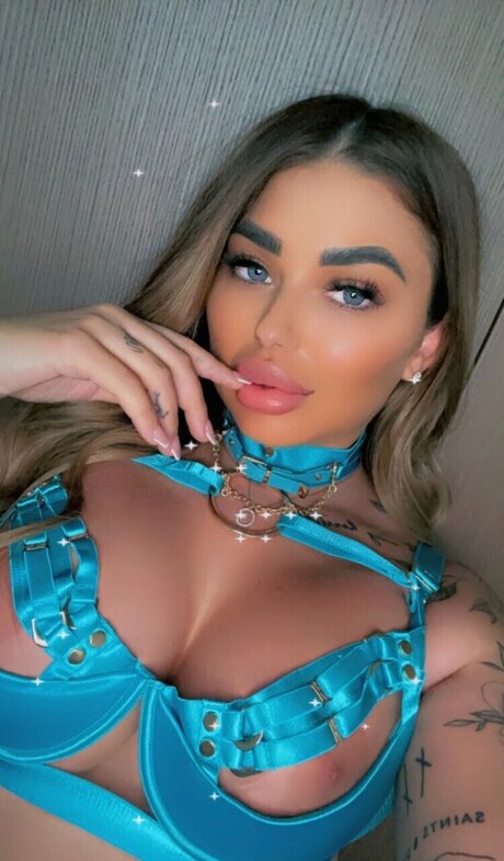 Curvy Tattooed Goddess hot model archive