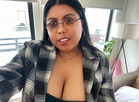 Sunshine Tongue model hot pics