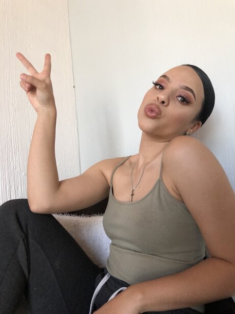 Caitysfeet art pornstar pic