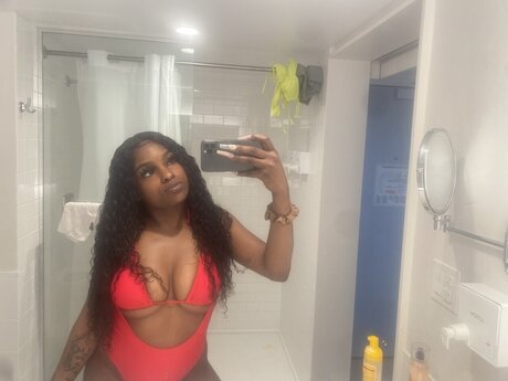 Auroa Island star pornographic pictures