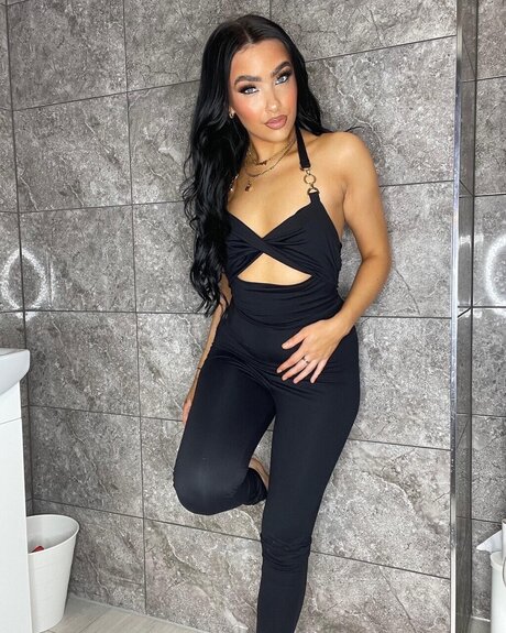 Phoebe Broughton model sexy pictures