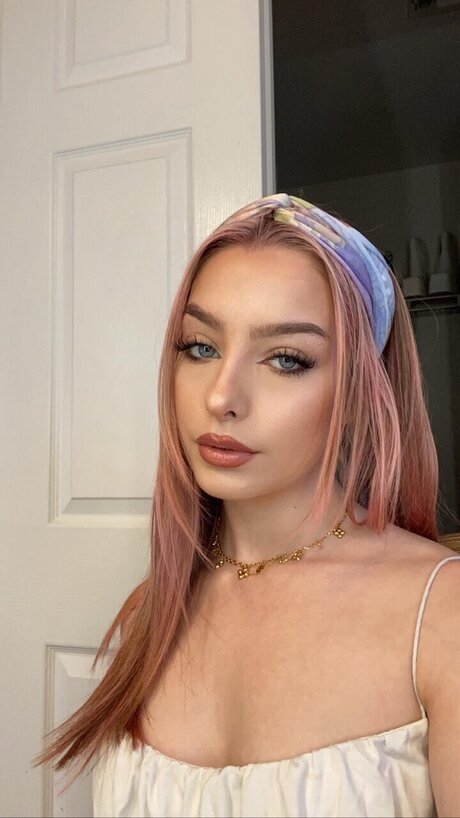 Lana Trouble star sexy photo