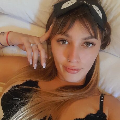 _Violeta_ model adult img