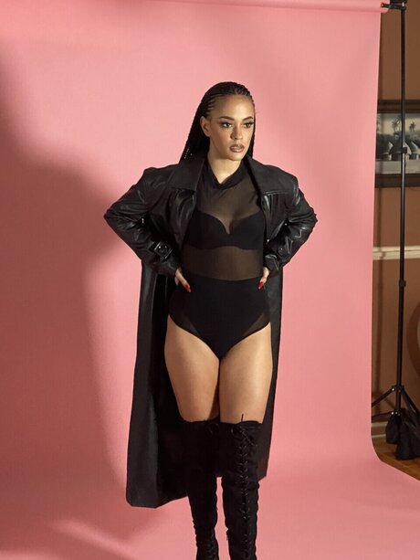 Simone nude star img