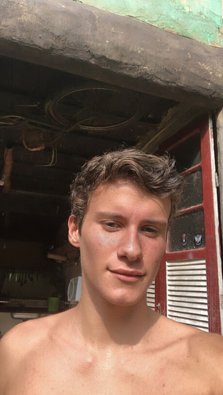 Cau_ model xxx image