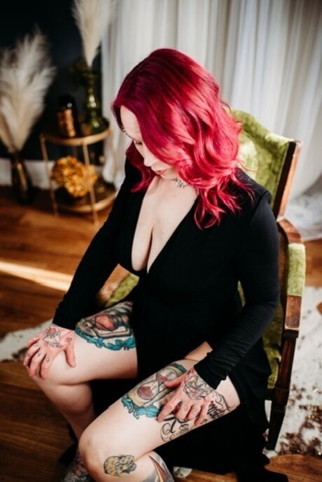 Magenta LeCorpse model nice photos