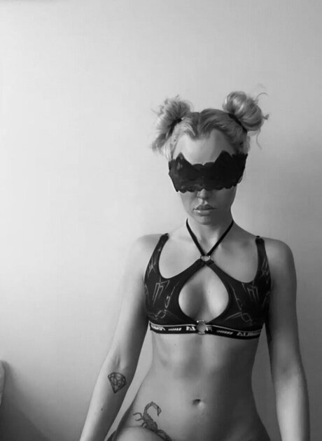 MissPussy star naked galleries