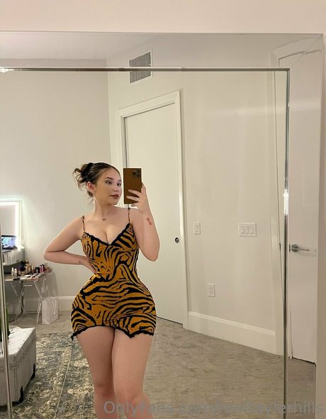 Tayler Hills nude star img