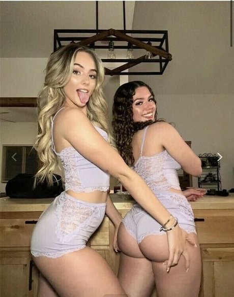 Smwea naked model picture