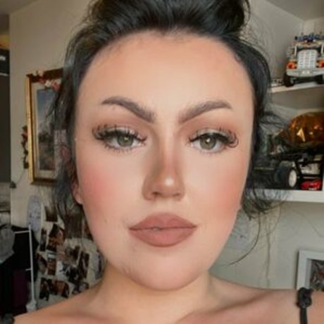 Chloe Louise pretty actress pic