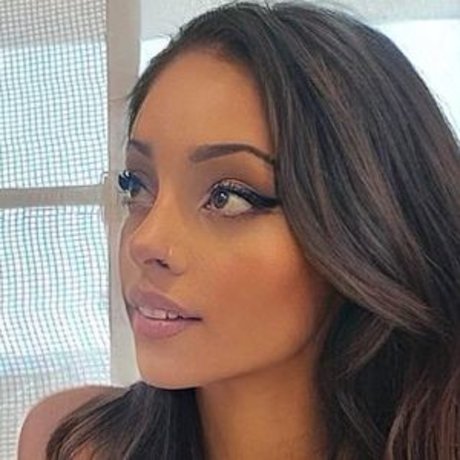 Angel Rhodes model perfect img