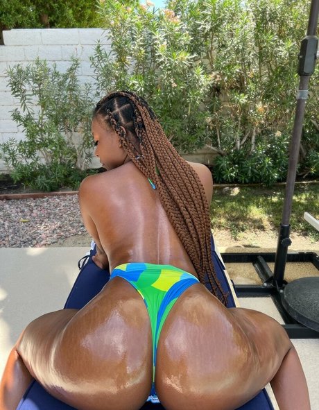 Saleema Mansur model high quality img