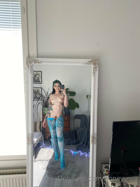 Honeyy Noir model top photo