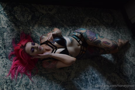Honeyy Noir pornstar adult pic