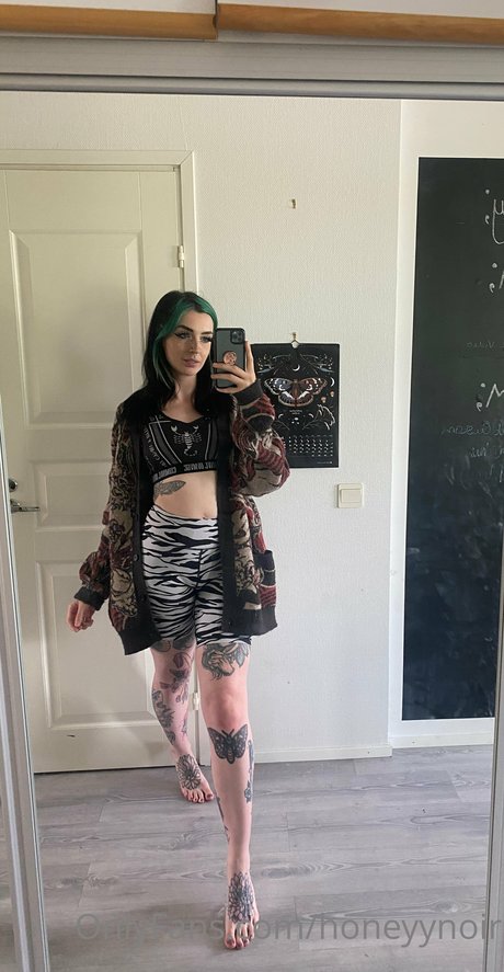 Honeyy Noir xxx star pics