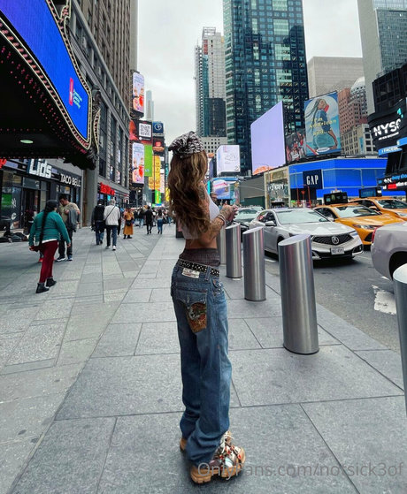 Notsick3_ model naked images