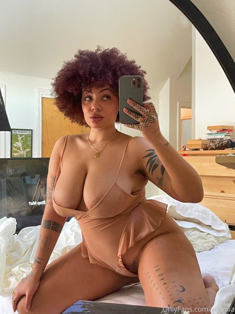 Mia Marion erotic pornstar img