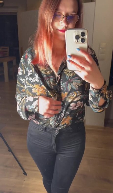 delimbre nudes actress images