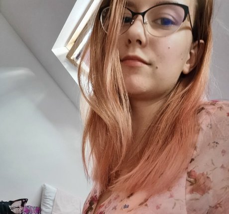 delimbre nudes actress gallery