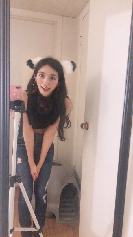 hinawynne pornographic model pic