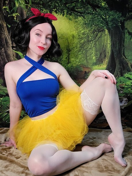 Tiny feet treat naked star photos