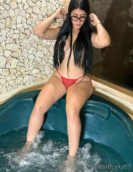 annykalif naked model pic