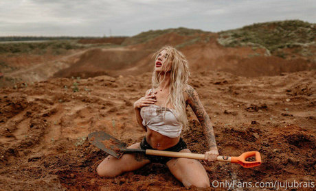 Juju Brais model free photo