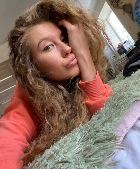 Jasminjass model adult pic