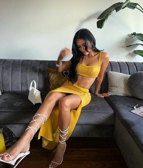 Eliza Inverno naked pornstar img