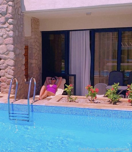 girlwithhugecleavage model naked image