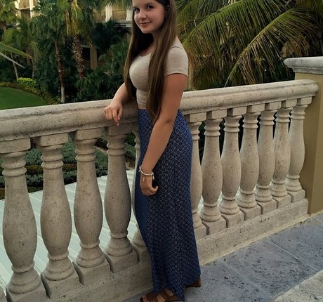 Elizabeth M naked star gallery