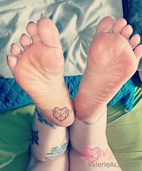 val acanthus nude model pics