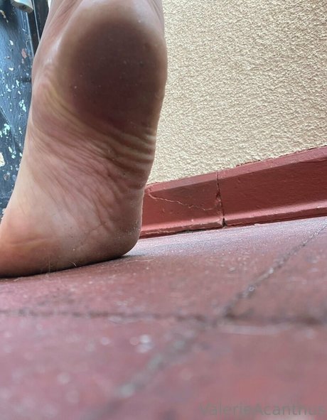 val acanthus naked model pictures