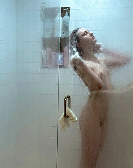 Mystikilla naked model image