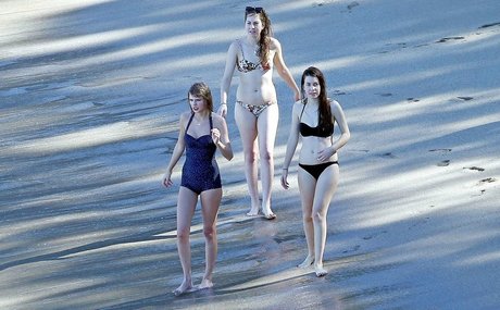 Haim Sisters sexy actress img