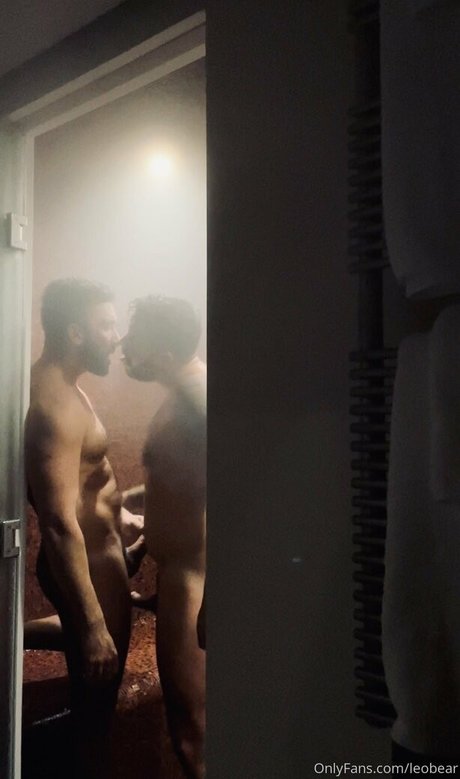 leobear hot model image