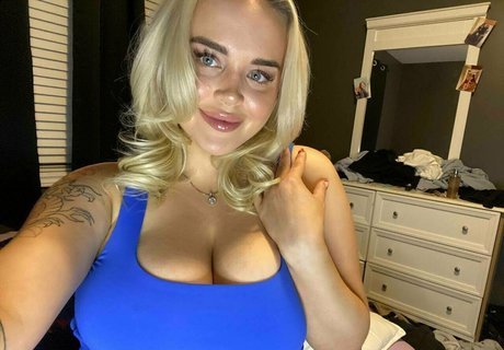 ashleygoeswild erotic actress archive