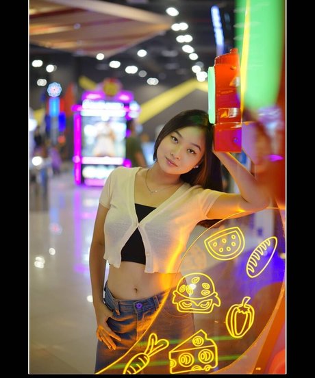 MonicaJeyincaNatasya star nude photo