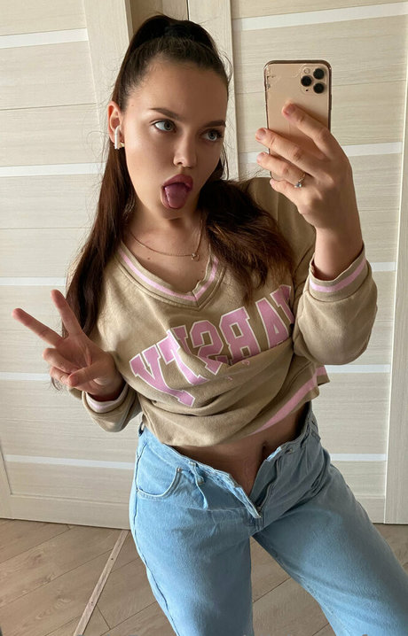 silviamayy star hot pic