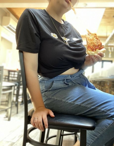 chunkyrose model top picture