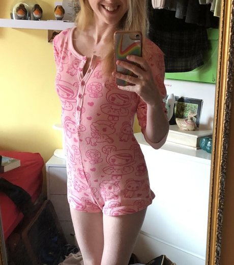 pennyraefree nude model img