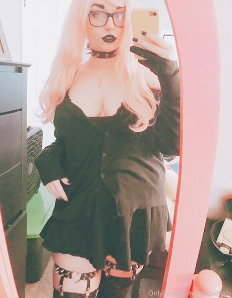 GothTamago model pretty pics